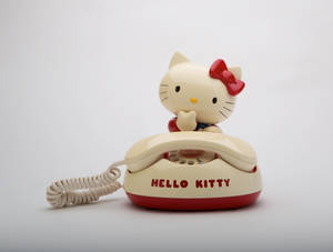 Hello Kitty角色坐在一部復古旋轉電話上。