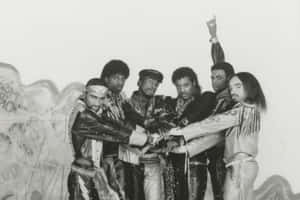 六個穿著1980年代街頭風格的男人一起對著塗鴉牆擺姿勢。 — 黑白 壁紙