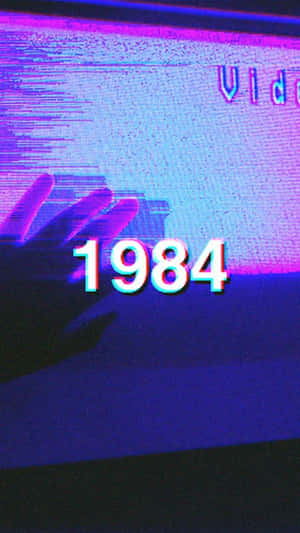 帶有故障效果的電視屏幕顯示1984年，伴有紫藍色靜態噪點。