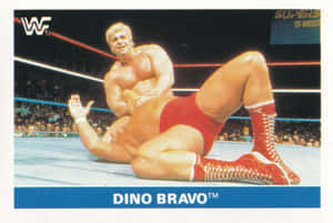 WWE摔角手Dino Bravo在擂台上壓制對手，觀眾歡呼。