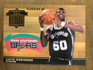 大衛羅賓遜身穿馬刺球衣，在復古Fleer NBA卡上手持籃球。
