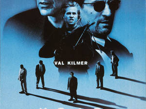 電影海報，Val Kilmer 手持步槍，下方有穿西裝的男子站立。
