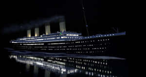 夜間照明的鐵達尼號郵輪，在星空下的水面上有倒影