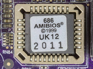 紫色主機板上帶有年份標記的686 AMIBIOS晶片特寫。