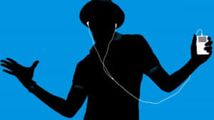 戴著帽子和耳塞的人，拿著 iPod，背景是藍色。