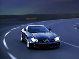 黑色 Mercedes SLR McLaren 在夜間賽道上飛馳。 — 麥拿侖 GIF 壁紙