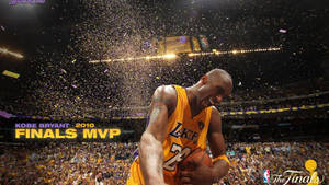 高比拜仁慶祝贏得2010年總決賽MVP，紙屑灑落在人群中。 — 科比· Bryant 壁紙