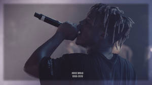 Juice WRLD 在舞台上表演，附有紀念文字 1998-2019