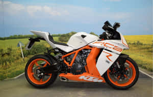 白色和橙色的KTM RC390電單車停泊在田野附近的道路上。 — 機車 壁紙
