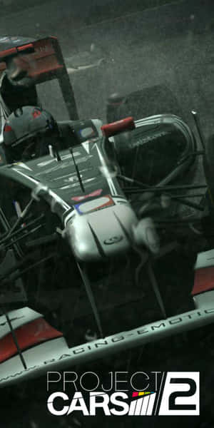賽車在電子遊戲《Project CARS 2》中雨中飛馳。