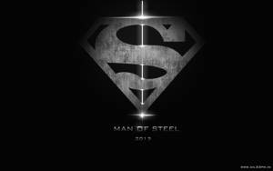 金屬超人標誌，帶有發光線條和「Man of Steel 2013」文字，背景為深色。