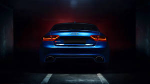 藍色奧迪RS5跑車在黑暗的停車場中帶有發光的尾燈。 — Audi R8 GIF 壁紙