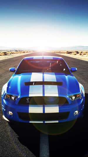 藍色Shelby Mustang帶白色條紋，在沙漠公路日落時分。 — 汽車 壁紙