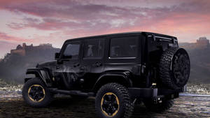 日落時分，帶有龍形圖案的黑色Jeep Wrangler停在長城附近。