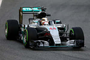 編號 44 的 Formula 1 賽車在潮濕的賽道上高速行駛。
