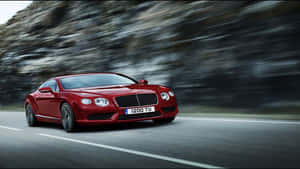 紅色 Bentley Continental GT 在暮色中的山路上疾馳 — 汽車 壁紙
