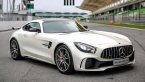 白色 Mercedes-AMG GT R 在賽道上，看台清晰可見。