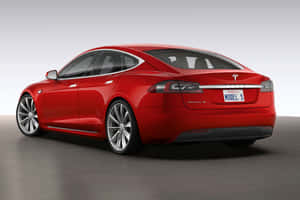 工作室中的紅色Tesla Model S轎車，帶有加州車牌。