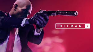 《Hitman 2》刺客在紅色燈光場景中瞄準消音手槍
