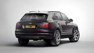 深紫色賓利 Bentayga SUV 後視圖（攝影棚）。