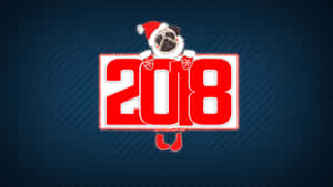 戴聖誕帽的八哥犬在藍色條紋背景上從紅色2018圖形上方探出頭來。