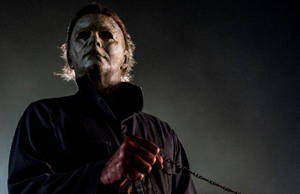 恐怖角色 Michael Myers 在黑暗環境中拿著鏈條