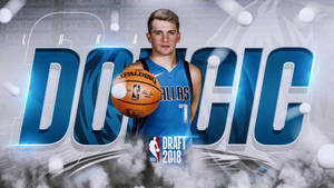 NBA 2018 年選秀球員手持籃球，背景為發光藍色文字