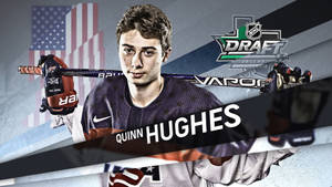 冰球運動員Quinn Hughes穿著制服，在NHL選秀標誌和美國國旗背景下拿著球桿。
