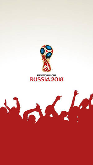 在 FIFA World Cup Russia 2018 標誌下，剪影球迷舉臂歡呼。