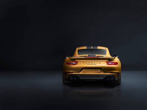 金色保時捷911 Turbo S後視圖，黑暗工作室環境。