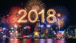 煙火在充滿活力的城市天際線上形成2018年。