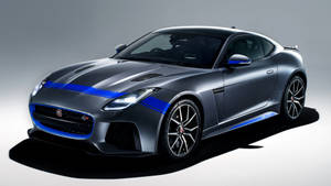 銀色 Jaguar F-Type 跑車在工作室環境中帶有藍色點綴。 — 圖像 GIF 壁紙