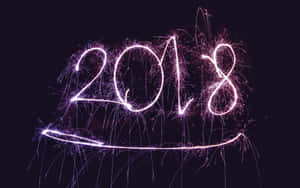 煙火的光芒在黑暗背景上形成2018年。