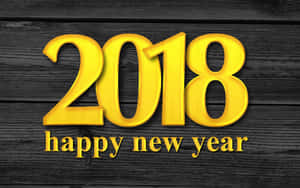 深色木背景上的金色2018新年快樂文字