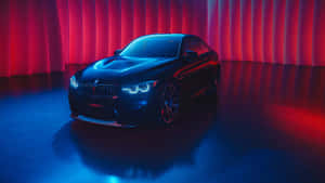 黑色BMW跑車在帶有窗簾的工作室中被紅色和藍色燈光照亮。 — 汽車 壁紙
