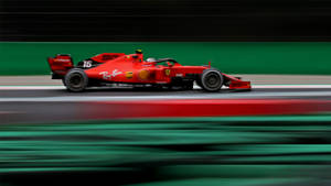 紅色法拉利F1賽車在賽道上奔馳，帶有動態模糊效果