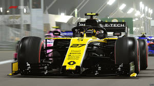 黃黑相間的雷諾F1賽車在賽道上的照明隧道中奔馳。