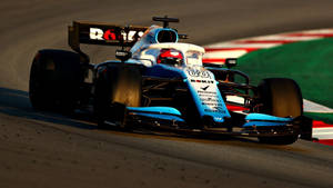F1賽車在日落時分於賽道上過彎