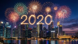 城市天際線上的煙花表演，'2020' 以金色光芒反射在水面上。