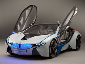 未來主義的BMW i8概念車，鷗翼門打開，帶有發光的藍色頭燈。