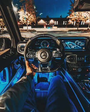 夜間駕駛豪華車，車內藍色燈光。