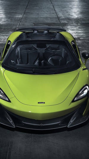 青檸綠色McLaren跑車從上方俯瞰在混凝土上。
