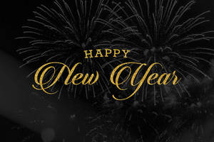 黑色背景上帶有煙火的金色「Happy New Year」文字。
