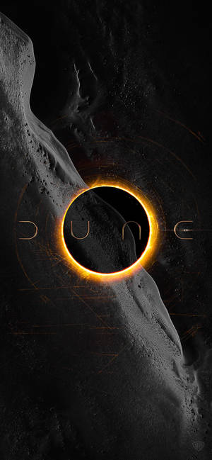 一個發光的橙色光環，在黑暗的紋理表面上刻有金屬字母的「DUNE」字樣。 — Pixel 7 Pro 壁紙