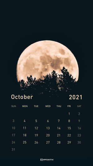 2021年10月日曆，夜間滿月在松樹後升起。