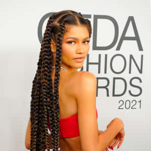 Zendaya 在2021年CFDA時尚大獎上穿著紅色上衣和辮子。