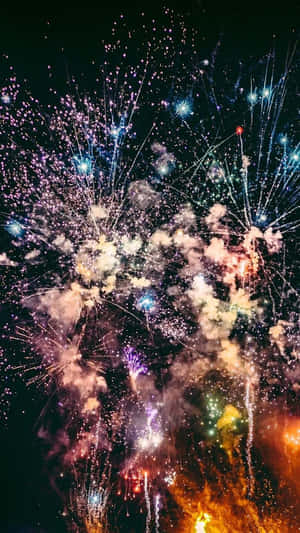 慶祝活動期間，五彩繽紛的煙火在夜空中綻放。