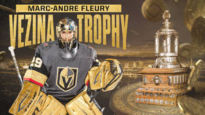 冰球守門員 Marc-Andre Fleury 在夜晚手持 Vezina 獎盃，背景是城市燈光。