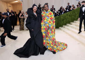 Rihanna 和 A$AP Rocky 在 Met Gala 上穿著引人注目的服裝。