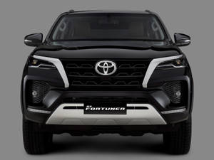 黑色豐田 Fortuner SUV 正面視圖，帶有鍍鉻細節和醒目頭燈。 — 汽車 壁紙